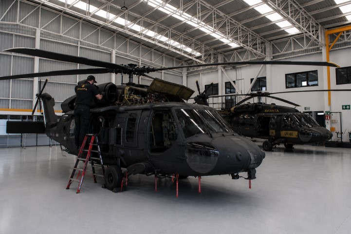 Taller de mantenimiento aeronáutico AVIANTA con helicópteros y equipo técnico