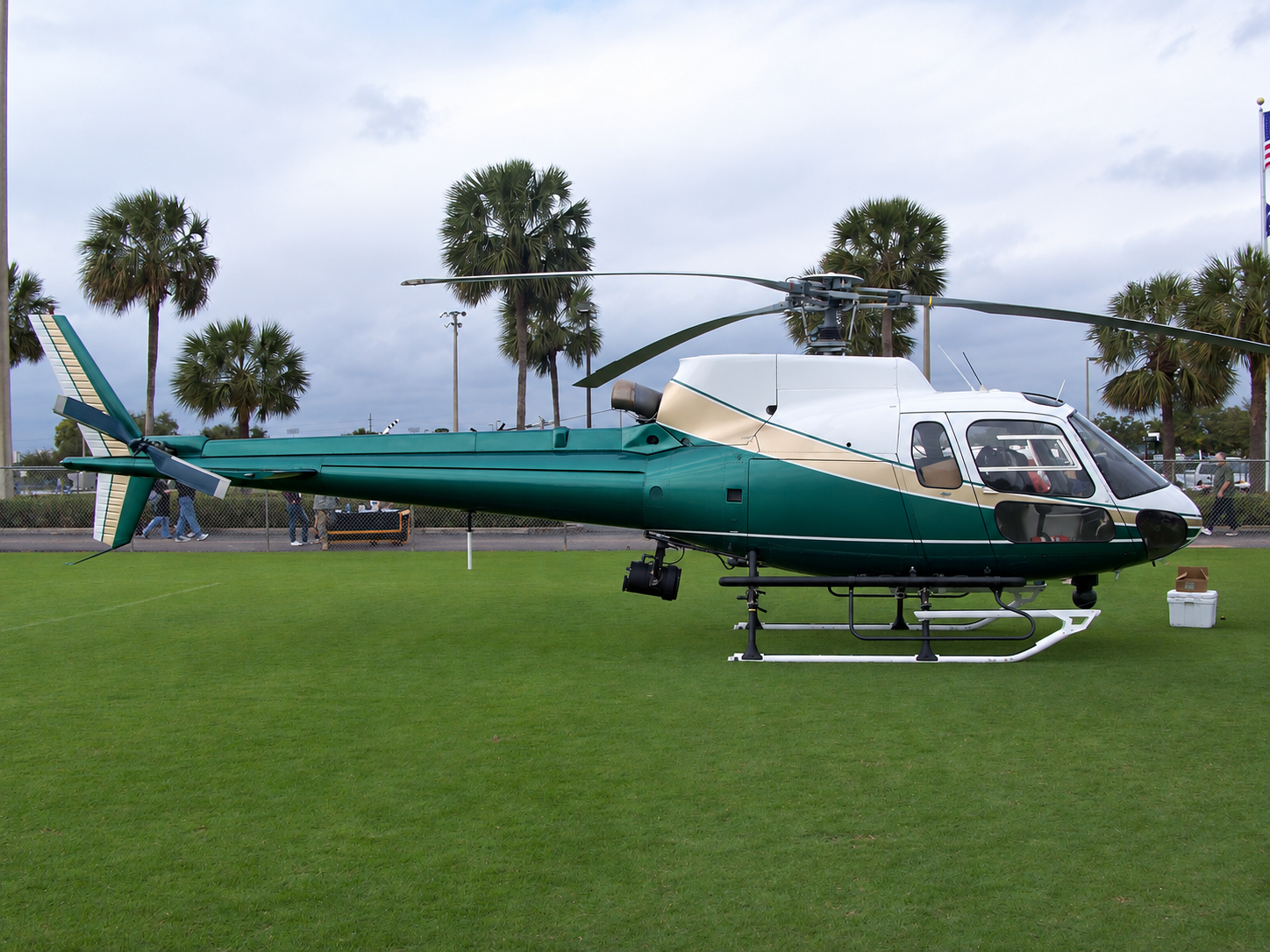 Helicóptero Airbus AS350 en plataforma