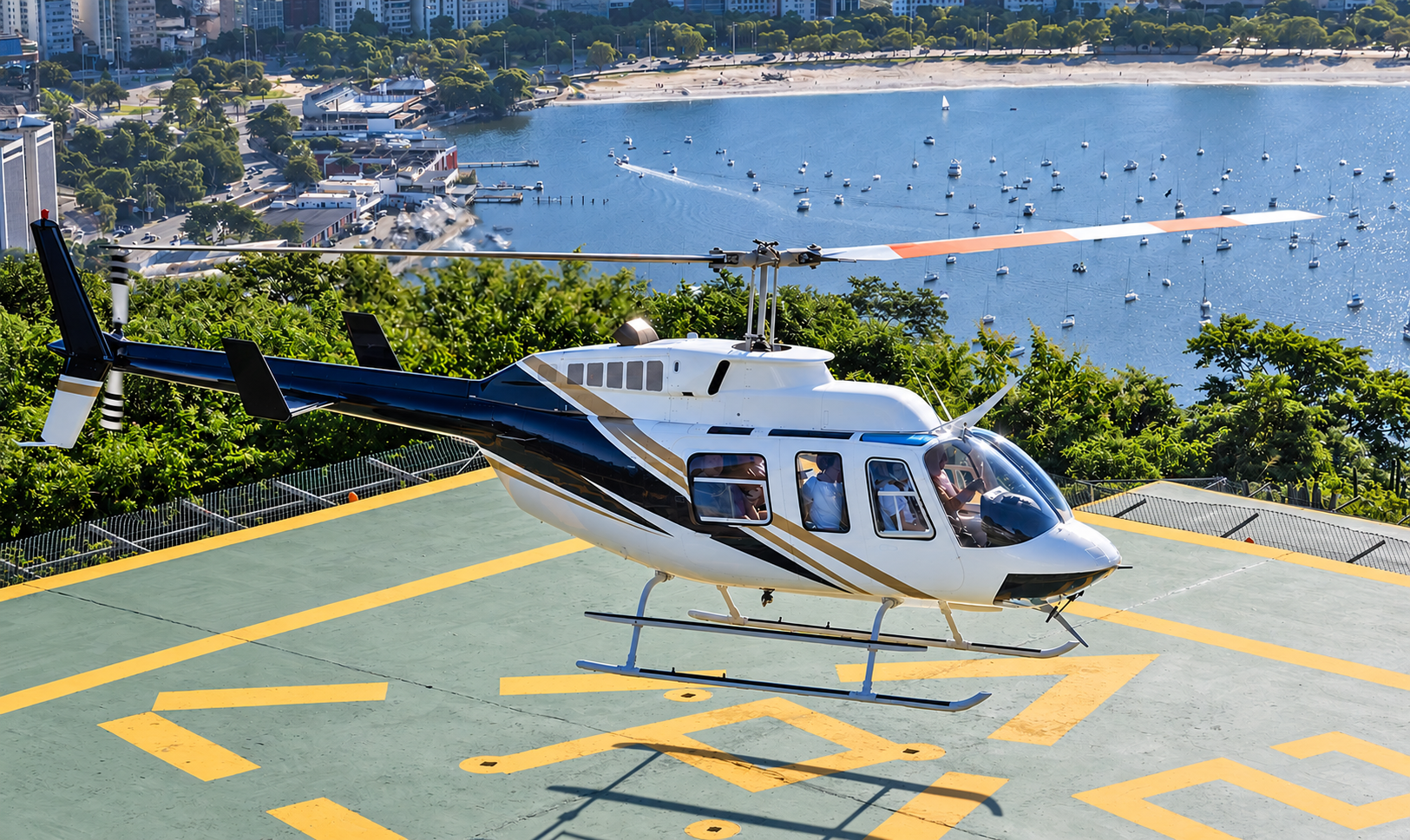 Helicóptero Bell 206L LongRanger en operación aérea