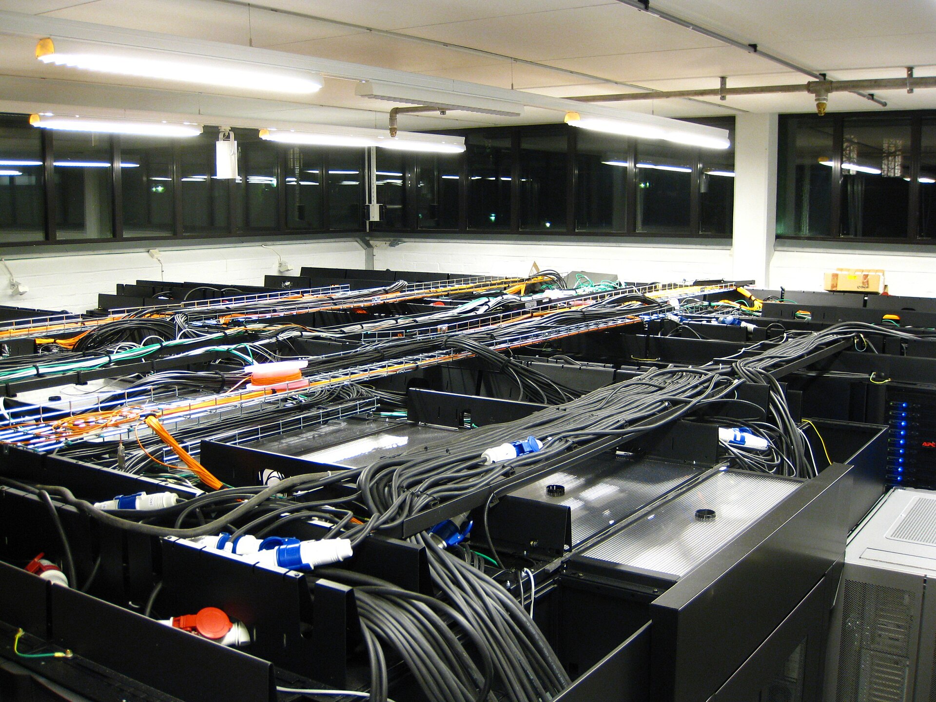Sala real de servidores con cableado de energía, fibra óptica y red
